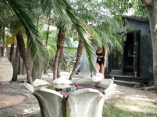 Tetas grandes Abril Olson se masturba junto a la piscina con su vibrador y su tapón de tope