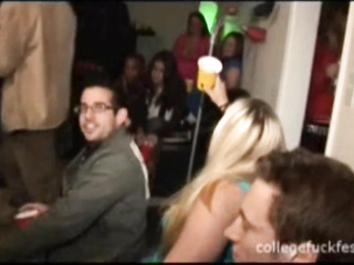 Universitaire Teen a frappé As Voyeur Party Watch