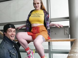 Couple amateur Carly & Cameron dans l'escalier