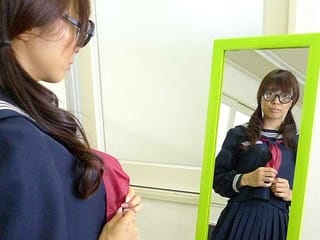 Azusa Misaki in outfit sbattuto a scuola