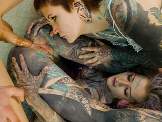 Extremely tattooed girls Anuskatzz and IlluZ having anal threesome