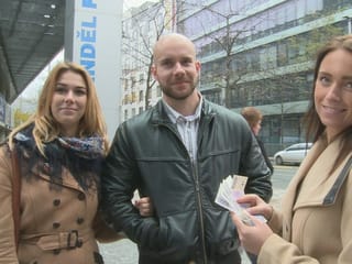Increíble adolescente tetona y su BF recibe dinero por sexo en público