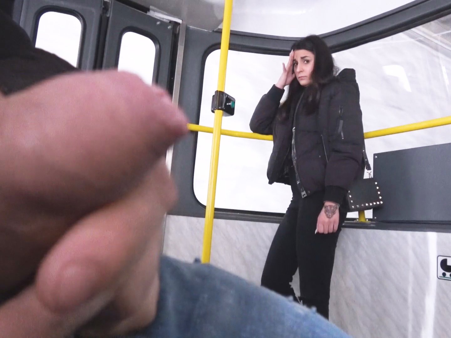Femme me regarde se masturber sur un tram! pic