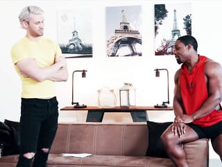 El chico blanco se limita con el ébano jock