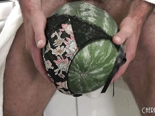 Horny blonde hawaïenne gizelle blanco attrape son mari baiser une pastèque