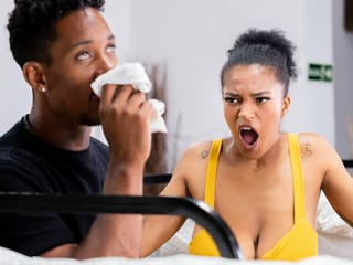 Sniffer sniffer cornea fa sesso con latina del petto di grande pessima nell'ostello